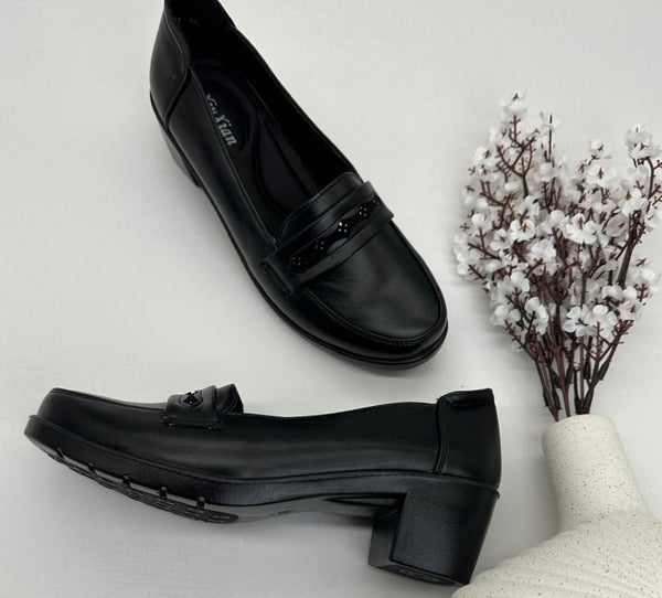 Medical shoe with a medium heel